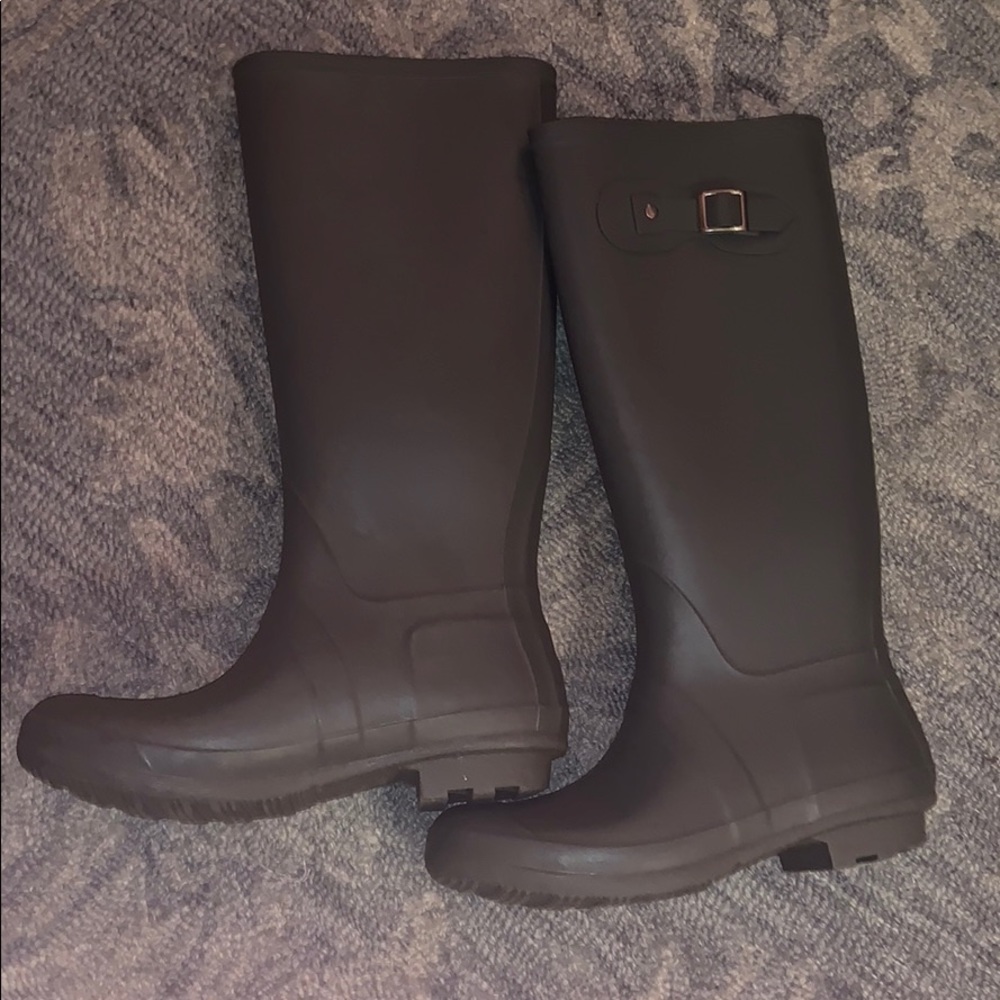 Gray rain boots size 9! Classic!